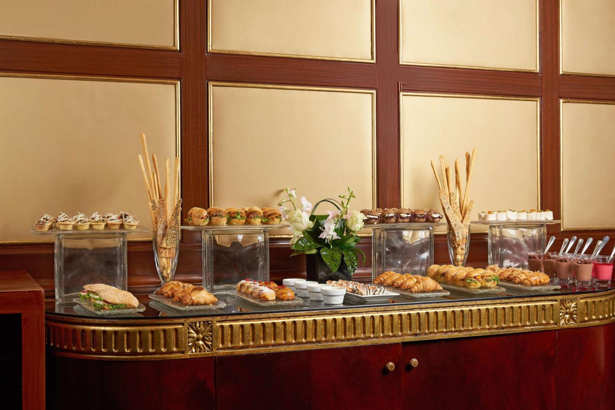 מלון Hilton Cairo Grand Nile מראה חיצוני תמונה A buffet