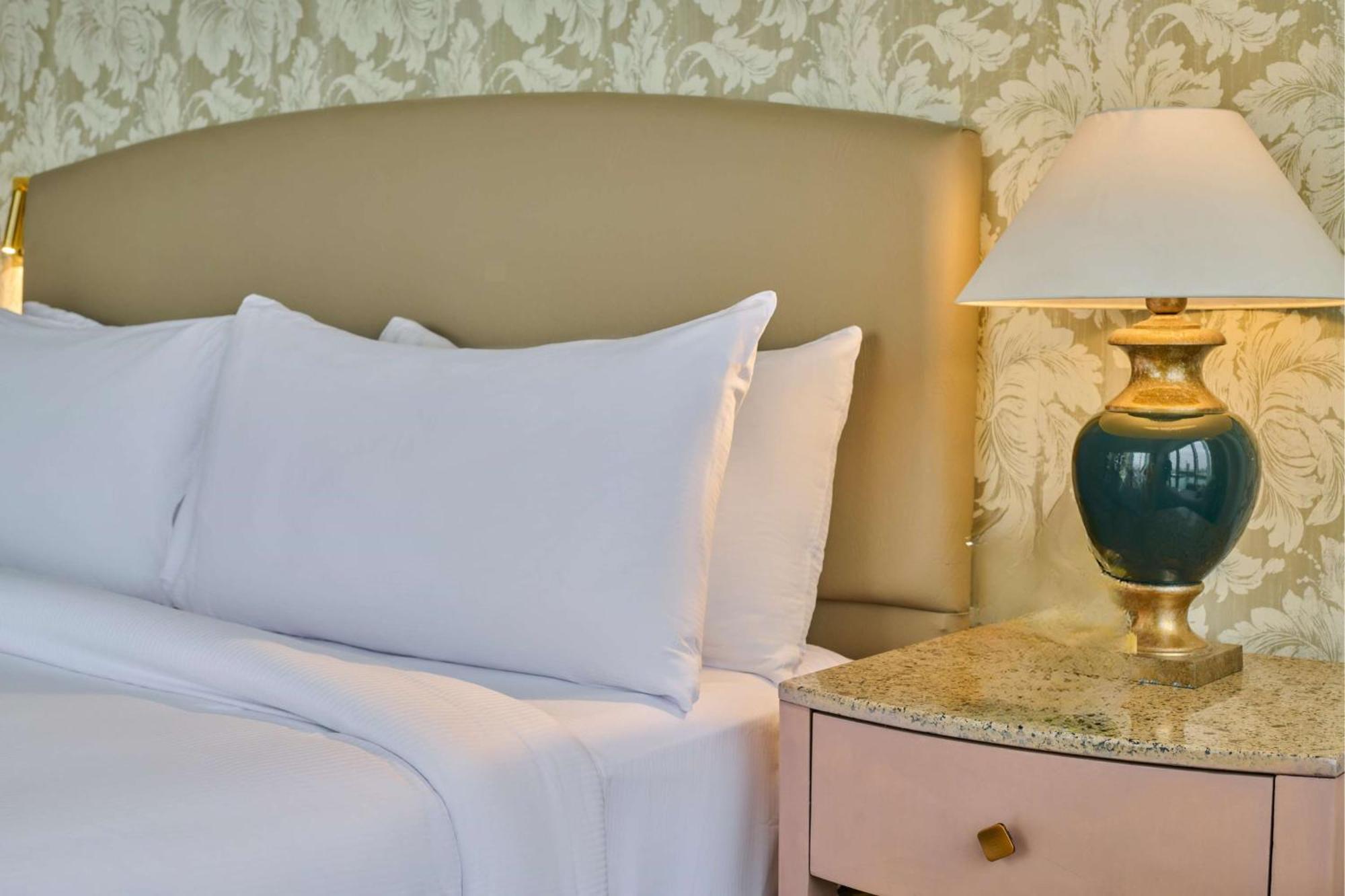 מלון Hilton Cairo Grand Nile מראה חיצוני תמונה A bed with two pillows
