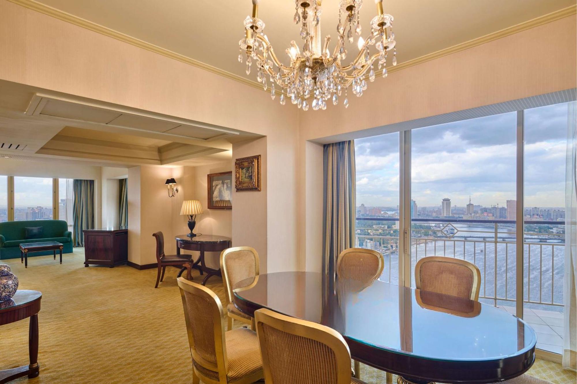 מלון Hilton Cairo Grand Nile מראה חיצוני תמונה A suite at the hotel